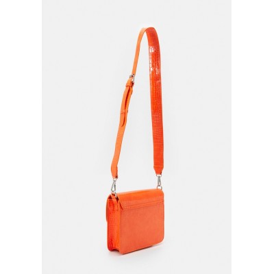 HVISK CAYMAN SHINY STRAP BAG - Across body bag - orange
